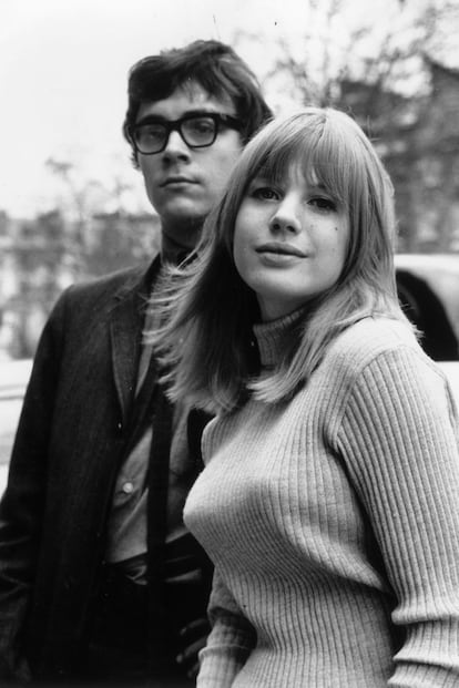 Extraños designios los del glamour y sus iconos. Marianne Faithfull llega viva a los 65 años, que cumple hoy, y de ella no se recuerdan los años oscuros en los que vivía en la calle debido a sus adicciones. Ni siquiera se piensa en la señora que es hoy y que, como cuenta The New York Times en esta reciente entrevista, viste de Chanel. Solo quedan, en forma de imágenes en la memoria de los más adultos pero también de fotos en los blogs o en los Tumblrs de moda de los jóvenes seducidos por su London chic, los años en los que era una belleza clásica y de herencia aristocrática, que acababa de dejar a su marido por Mick Jagger y que intentaba con todas sus fuerzas echarse a perder.