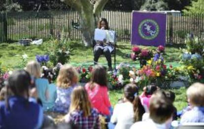 La primera dama estadounidense, Michelle Obama, lee un cuento infantil a varios de los niños asistentes a la celebración del "Easter Egg Roll" el pasado lunes en los jardines de la Casa Blanca en Washington, DC (Estados Unidos).