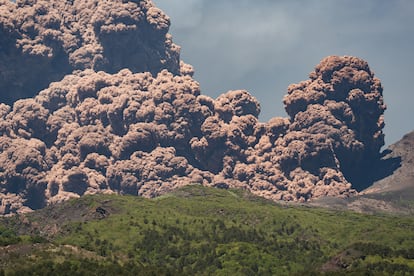 Erupción volcán Etna en Italia