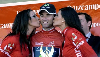 Alejandro Valverde, en el podio, tras ganar la Vuelta a Andalucía.