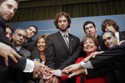 La selección española de baloncesto ha donado hoy el dinero del Premio Príncipe de Asturias a la Institución UNICEF,  que también recibirá hoy el premio a la Concordia. En la imagen, Pau Gasol y otros jugadores posan con los representantes de UNICEF.