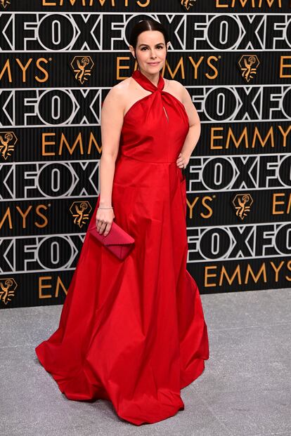 La actriz canadiense Emily Hampshire otra de las invitadas que apostó por el rojo y por Carolina Herrera.