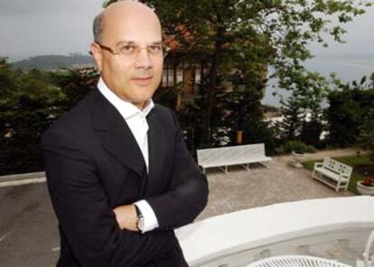 Luqman Arnold, tras la entrevista, en la terraza del hotel Real de Santander.