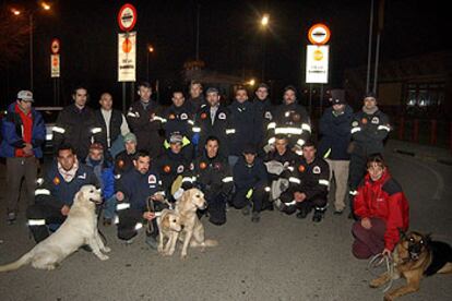 El contingente de Bomberos Sin Fronteras, durante su espera en el aeropuerto de Torrejón.