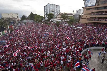 Aficionados costarricenses celebran en San José.
