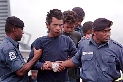 Dos de los adolescentes rescatados, Filo Filo y Samuel Perez, al ser recibidos hoy por la marina de Fiyi en el puerto de la capital, Suva.