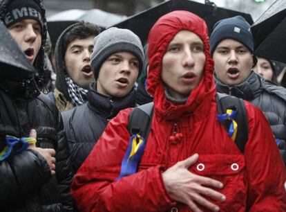 Un grupo de manifestantes cantan el himno nacional durante un mitin en apoyo de la integración de la UE frente a la sede del Gobierno ucraniano en Kiev, 25 de noviembre de 2013.