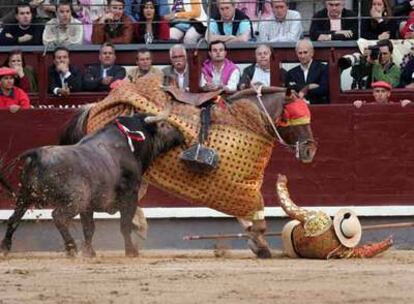 Momento en el que el sexto toro de la tarde derriba al picador Navarro durante la corrida de ayer.