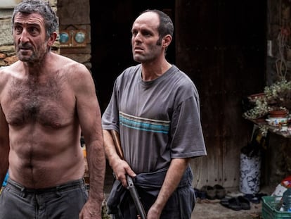 Luis Zahera y Diego Anido en un fotograma de la película 'As bestas'.