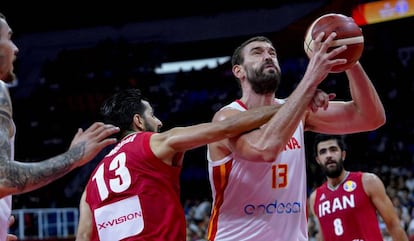 Gasol intenta lanzar ante Jamshidijafarabadi.