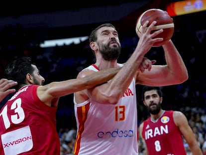 Gasol intenta lanzar ante Jamshidijafarabadi.