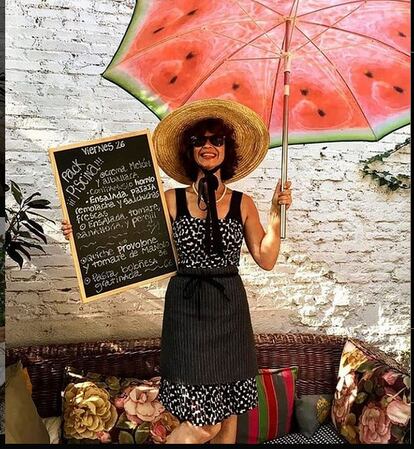 Fotograma del documental 'La fuerza de un barrio' que muestra a Lola Beneyt, dueña del restaurante 'El Lugarcito' con el menú del día.