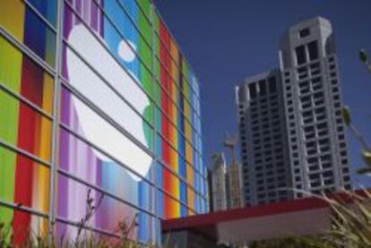 Vista de una fachada con el logo de Apple en el Centro Yerba Buena para las Artes, en San Francisco.