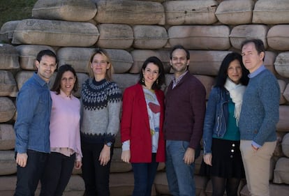 De izquierda a derecha, Sergio Chala Lafuente y Carolina Arias Cuevas, Montse Martínez, Marta Díaz y Jaime Monjo, y Javier Fonseca y María Ángeles de Vicente.