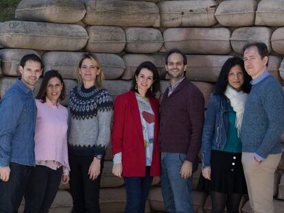 De izquierda a derecha, Sergio Chala Lafuente y Carolina Arias Cuevas, Montse Martínez, Marta Díaz y Jaime Monjo, y Javier Fonseca y María Ángeles de Vicente.