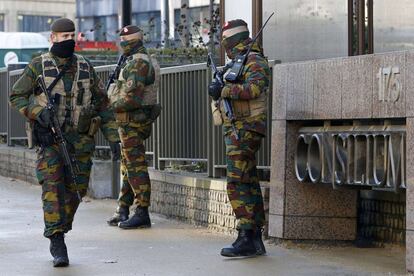 El nivell 4 de risc s'aplica únicament a la regió de Brussel·les, mentre que a la resta del país se situa en el nivell 3. A la imatge, soldats fan guàrdia al centre de Brussel·les.