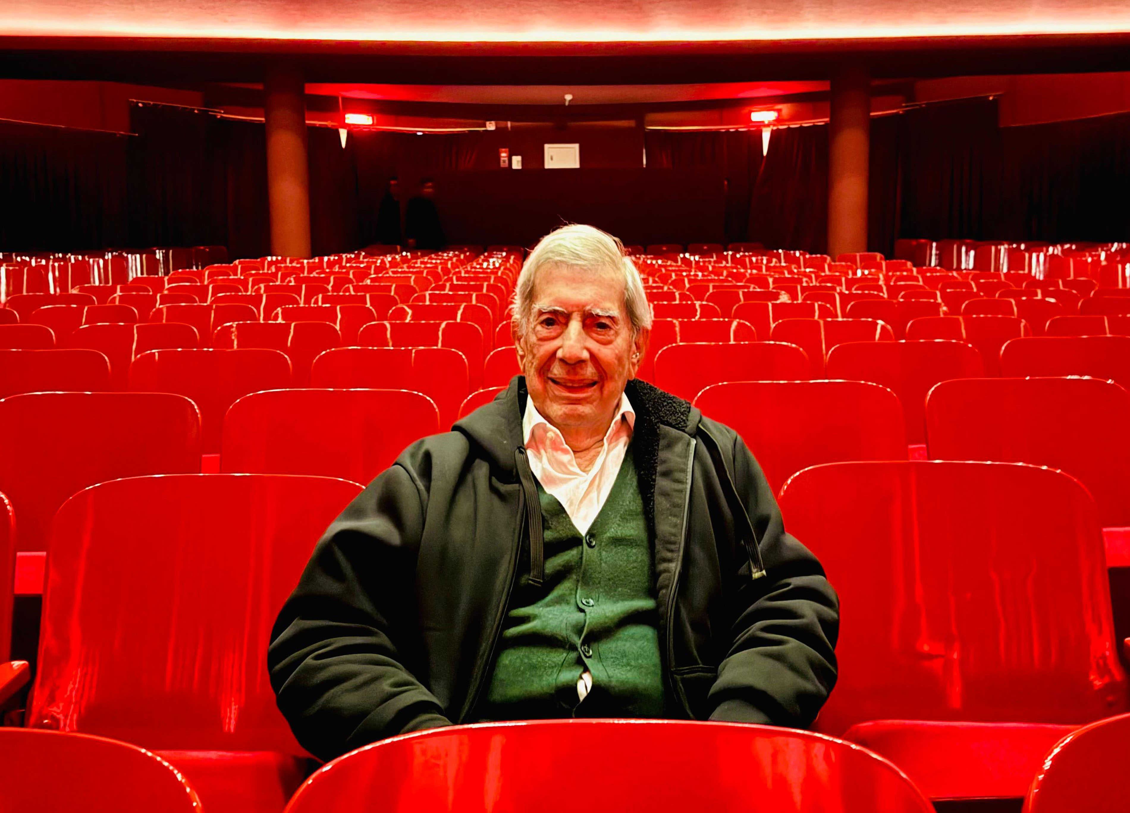 Mario Vargas Llosa reaparece en una función privada de teatro en Lima