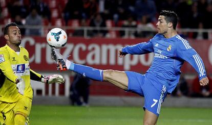 Ronaldo trata de superar a Beto