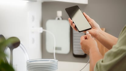 Carga tu iPhone en mucho menos tiempo con un cargador rápido. GETTY IMAGES.