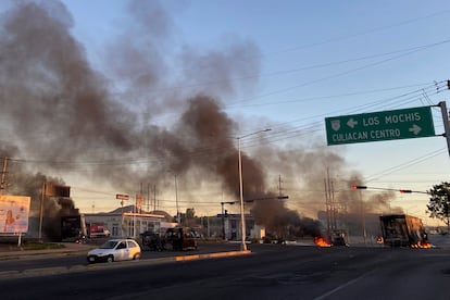 La nueva detención de Guzmán, conocido como 'el Ratón', se da a tres días de la llegada a México del presidente de Estados Unidos, Joe Biden, y del primer ministro canadiense, Justin Trudeau. En la imagen, vehículos incendiados sobre una avenida en Culiacán. 