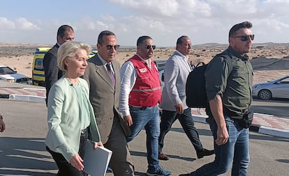 La presidenta de la Comisin Europea, Ursula von der Leyen, durante una visita al paso fronterizo de Rafah, entre la franja de Gaza y Egipto, en noviembre de 2023.