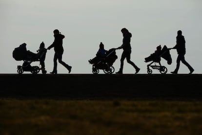 Tres mujeres pasean con sus bebés en Hoechsten (Alemania).