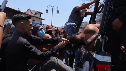 Pobladores de Taxco participan en el linchamiento de la presunta secuestradora de una menor en el municipio.
