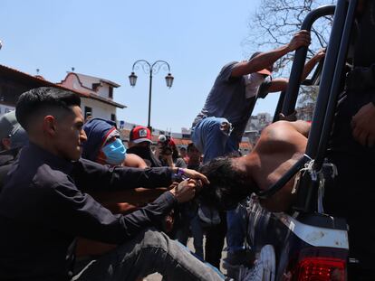Pobladores de Taxco participan en el linchamiento de la presunta secuestradora de una menor en el municipio.