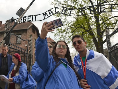 Unos jóvenes se toman un selfi a las puertas Auschwitz I en marzo de 2019, tras la marcha contra el antisetismo que tiene lugar en el campo de concentración cada año.