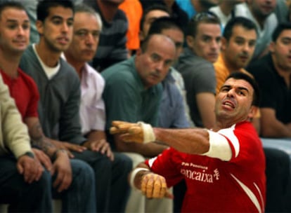 Álvaro, en plena lucha por el trofeo Individual de <i>escala i corda</i> en el trinquete de Sagunto.