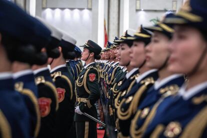 Miembros de la guardia de honor se preparan para recibir al presidente de Finlandia, Sauli Niinistö, en el Gran Palacio del Pueblo en Pekín (China).