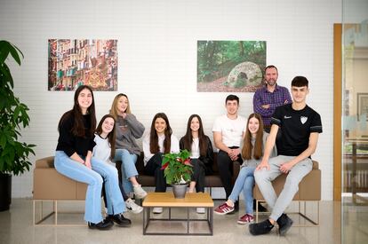 Eduardo Ortiz y sus alumnos, en el colegio Larraona de Pamplona.