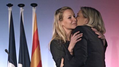 Marine Le Pen abraza a su sobrina y l&iacute;der del partido del sureste, Marion Mar&eacute;chal-Le Pen en un mitin en Niza.