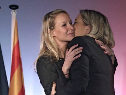 Marine Le Pen abraza a su sobrina y l&iacute;der del partido del sureste, Marion Mar&eacute;chal-Le Pen en un mitin en Niza.