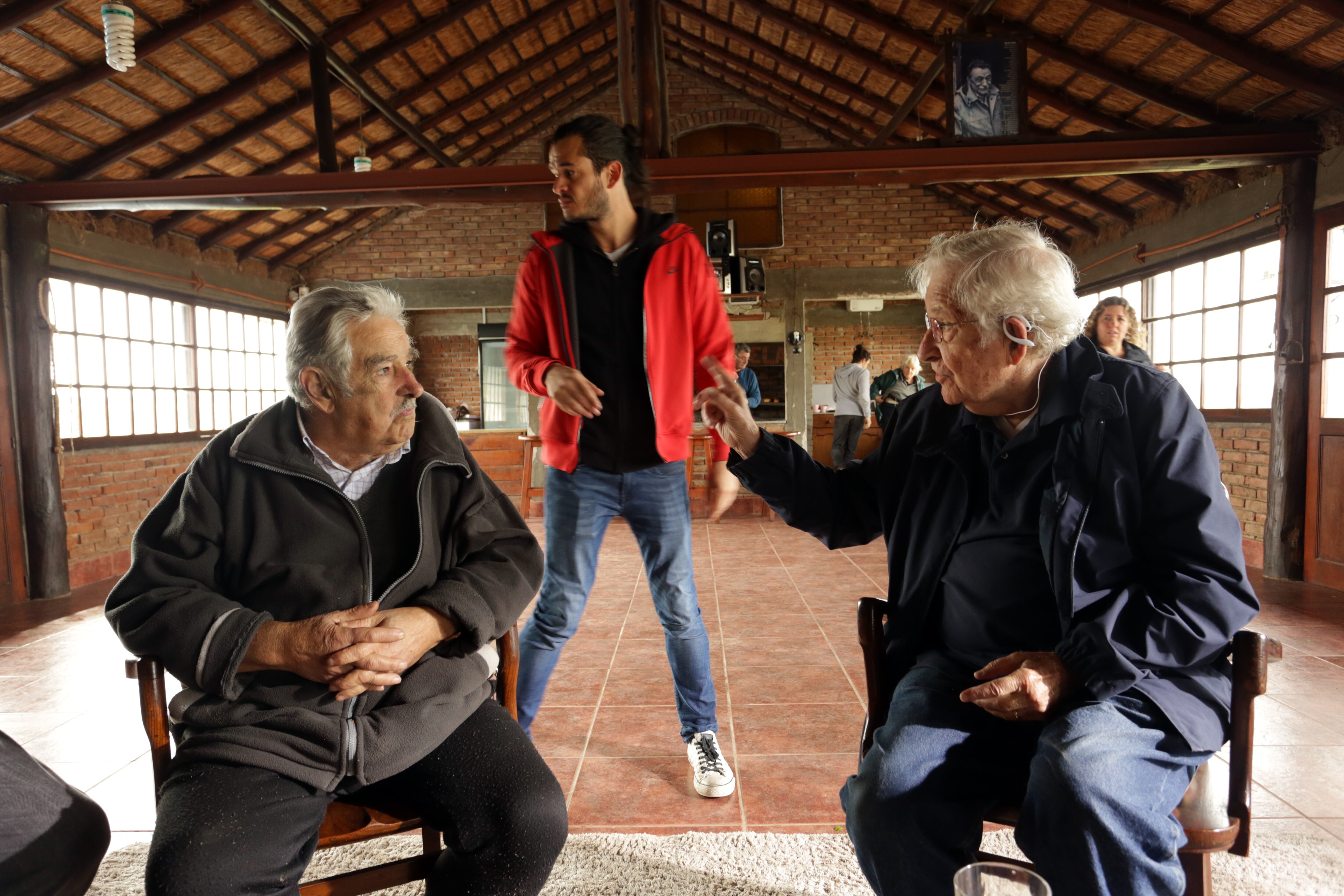 Mujica, Alvídrez y Chomsky durante el rodaje del documental.