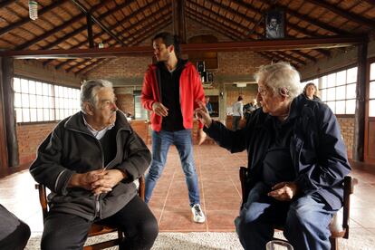 Mujica, Alvídrez y Chomsky durante el rodaje del documental.