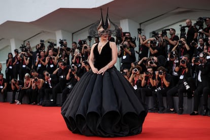 Lady Gaga en la alfombra roja del festival de Venecia. 