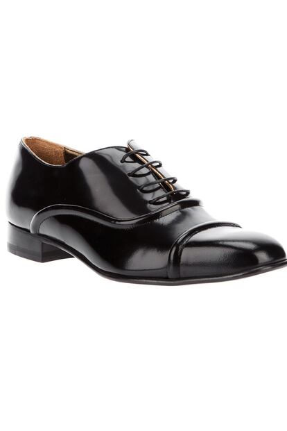 Si esta temporada puedes invertir en un buen zapato, este modelo de charol negro es una buena opción. Es de Lanvin (572 euros).