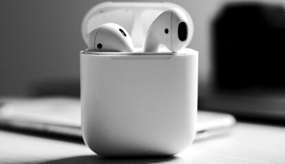 AirPods  de color blanco