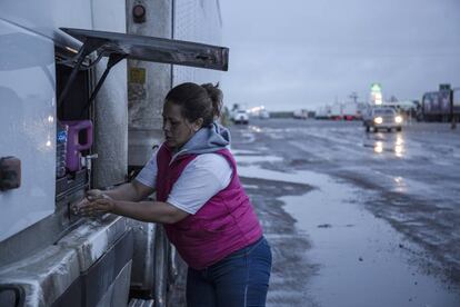 Clara Fragoso tenta consertar o sistema de refrigeração da câmara frigorífica.