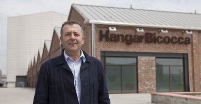 Vicente Todolí ante el centro HangarBicocca.