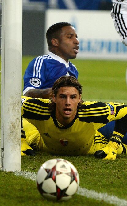 Yann Sommer observa cómo el balón traspasa la línea de gol.