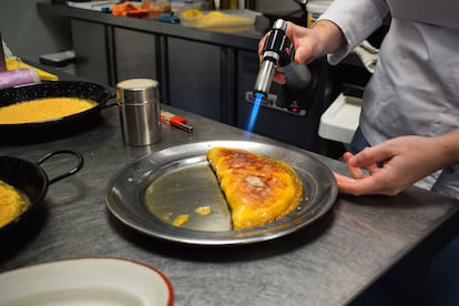 Caramelizando la tortilla antes de servirla