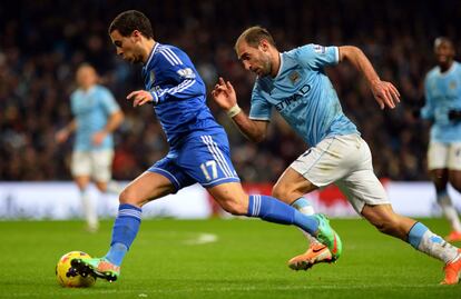 Eden Hazard (esq.), que na imagem conduz a bola ante Zabaleta, do Manchester City, é um dos líderes da seleção belga e uma das referências ofensivas do Chelsea de Mourinho. Aos 24 anos, é um atacante veloz, incisivo e que desequilibra qualquer partida. Está entre os 23 finalistas da Bola de Ouro, mas ainda será difícil vê-lo entre os três melhores em 2015. Muitos são os que confiam que em breve ele será um dos protagonistas e, por isso, os grandes clubes do continente lhe seguem de perto.