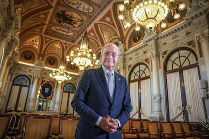 El alcalde de Málaga, Francisco de la Torre, en la Sala de los Espejos del Ayuntamiento, el pasado martes durante la entrevista con EL PAÍS.
