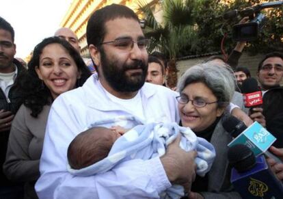 El bloguero egipcio Alaa Fattah, tras ser liberado en El Cairo en 2011