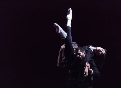 Tres bailarines en 'Voronia', en un momento de la representación de la obra.