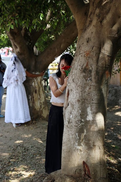 La boda colectiva se realizó a la sombra de la vegetación local: laureles, palmeras, jacarandas y otros árboles autóctonos. Decenas de personas de la región se acercaron a ver la performance que acabó con una celebración, que amenizaron una percusionista y a un cantante.