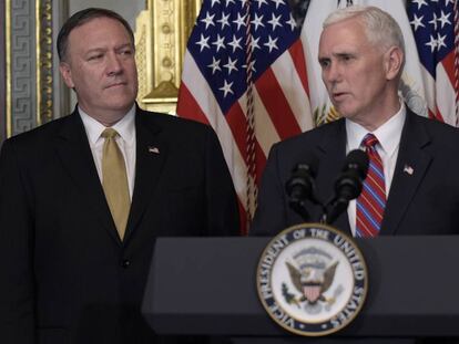 Mike Pompeo, a la izquierda, junto a el vicepresidente Mike Pence. 