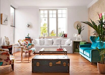 Salón de la casa del interiorista Guille García-Hoz, con un sofá de terciopelo impoluto. |